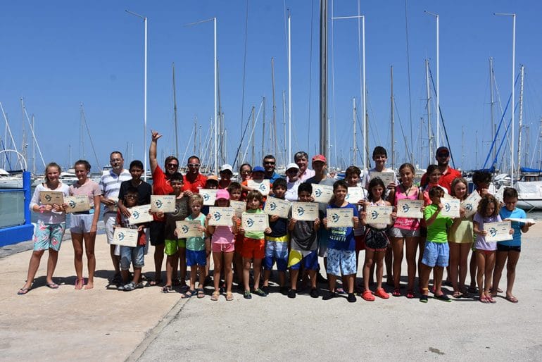 Alumnos con sus diplomas de la escuela de verano del RCN Dénia