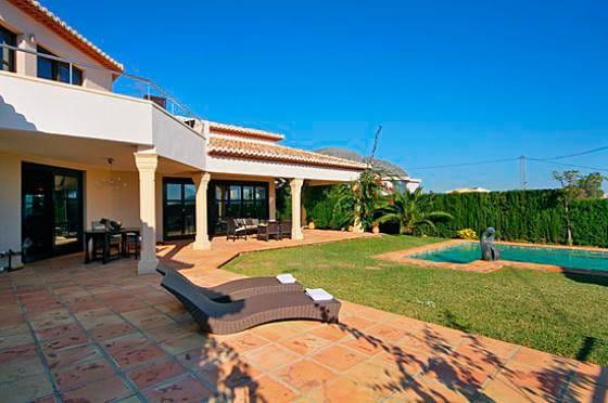 amplio jardin con piscina aguila rent a villa