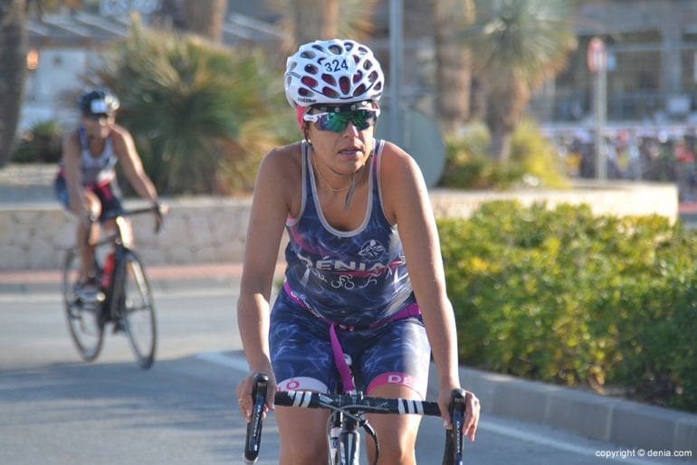 Ana Gomis  en bici