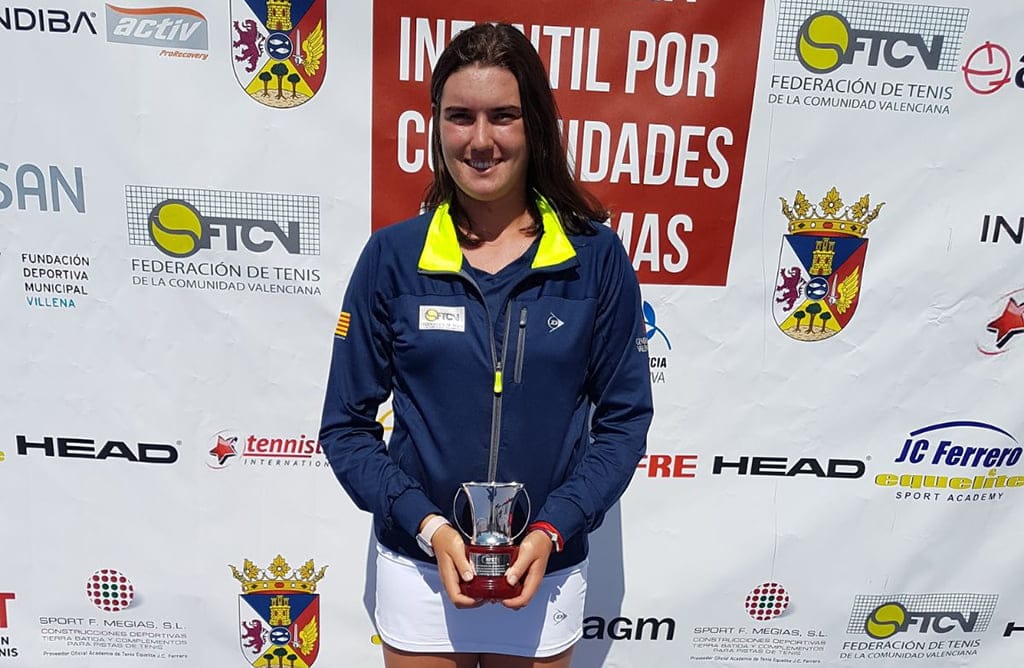 andrea redondo con el trofeo