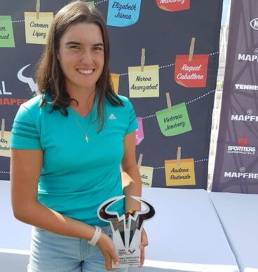 andrea redondo con su trofeo