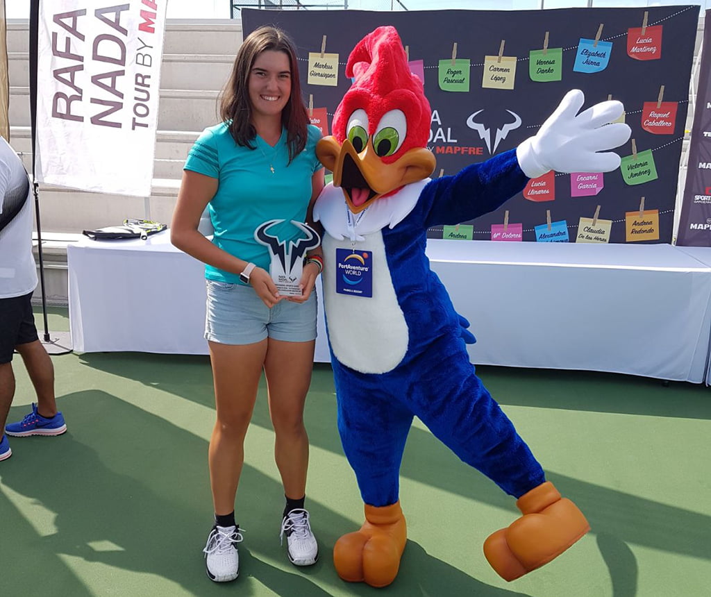 Andrea Redondo junto a la mascota del torneo
