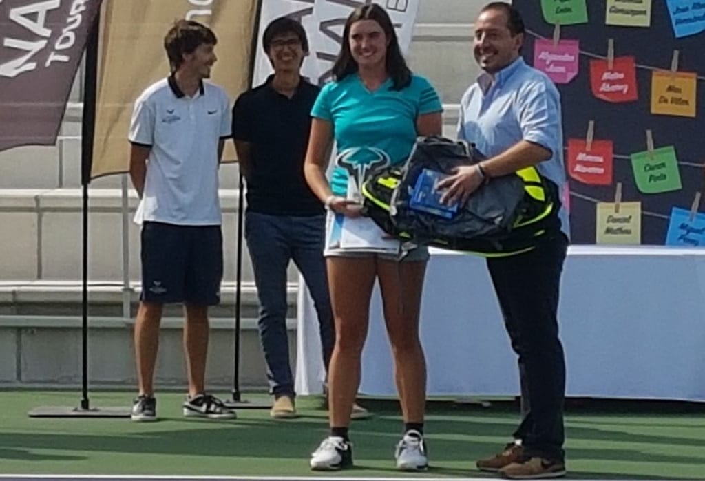 andrea redondo recogiendo su premio