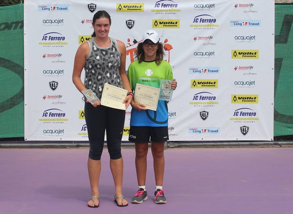 andrea redondo y ane mintegui tras recibir sus trofeos