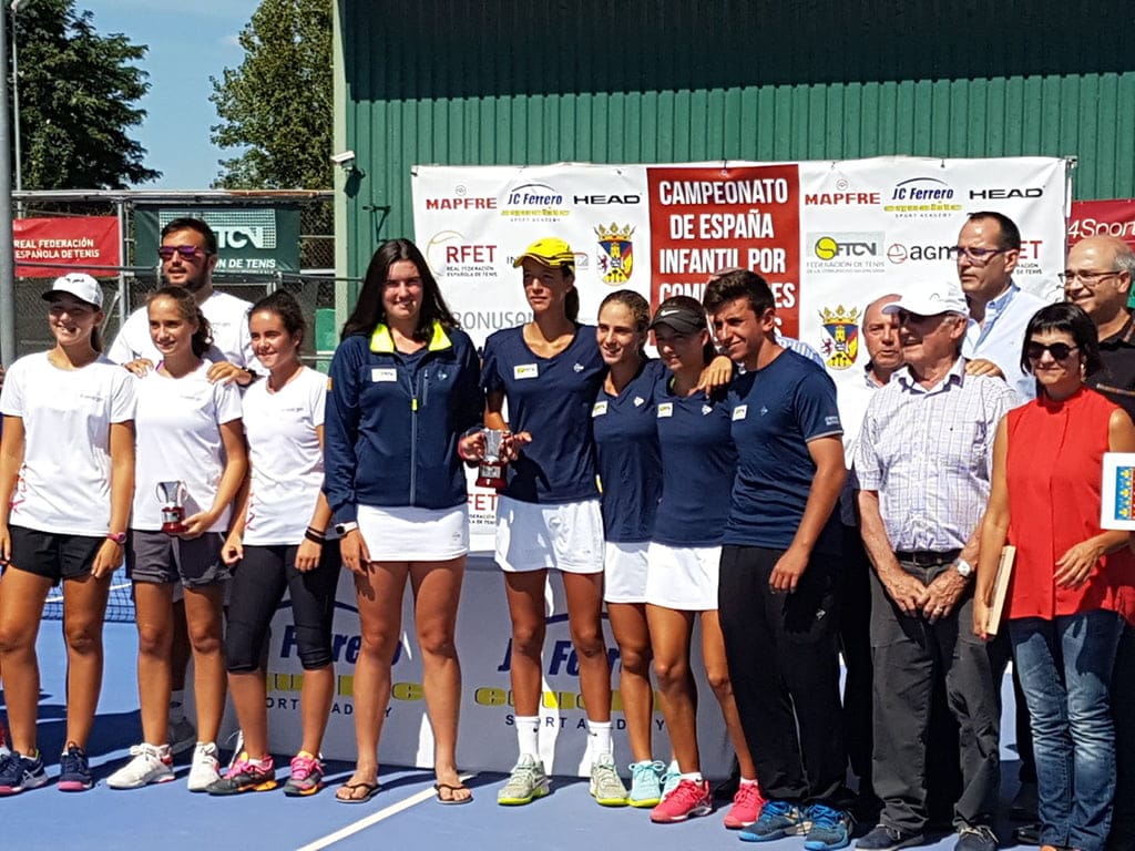 campeonas y finalistas en la entrega de trofeos