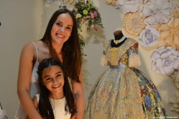 carla y melani junto al traje de melani