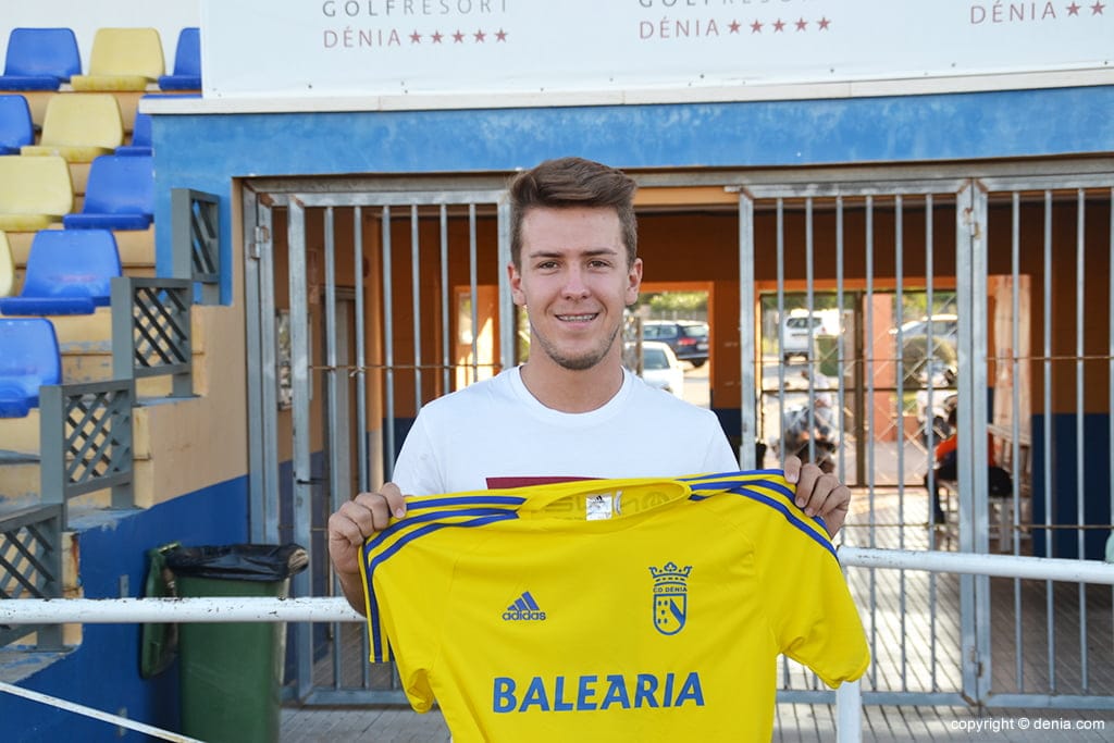 Carlos Bordehore de la cantera del Paidos es nuevo jugador del Dénia Futsal 1 carlos bordehore posando con la camiseta de su nuevo equipo