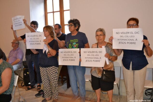 carteles contra el colegio internacional de jesus pobre