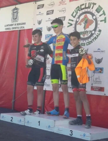Ciclistas del UC Montgó-ULB en Benigànim