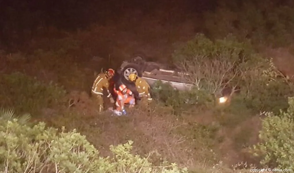 coche cae al barranco en les planes