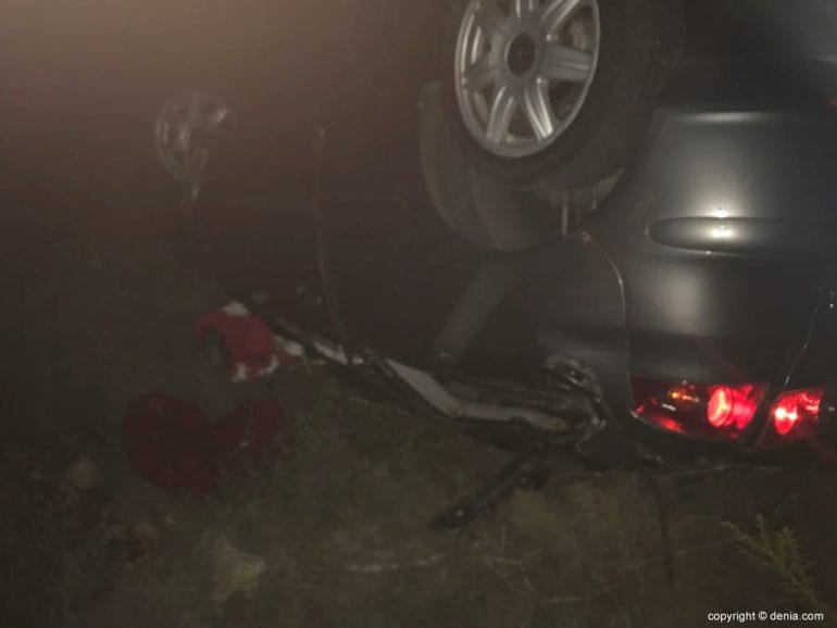 Coche volcado en la carretera de Les Planes