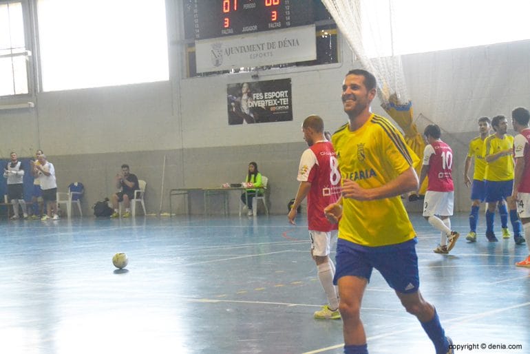 Curro corre  brindar su gol al David González
