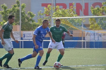 delantero de la ud oliva ante defensores calpinos