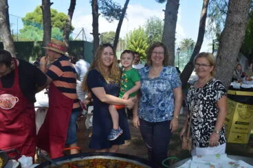 Disfrutando de las paellas