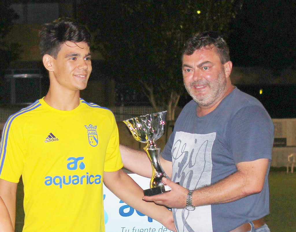 El dueño de Aquarica entregando el trofeo al capitán del CD Dénia Juvenil B