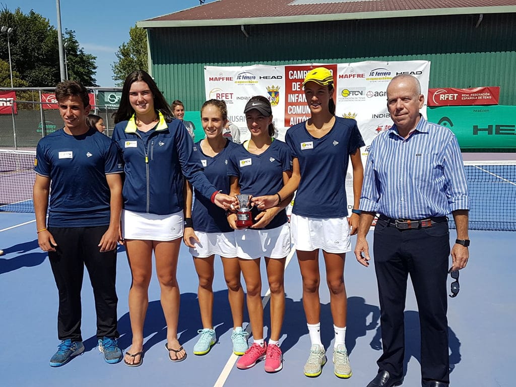 el equipo valenciano tras recibir el trofeo