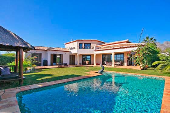 fachada de la casa aguila rent a villa