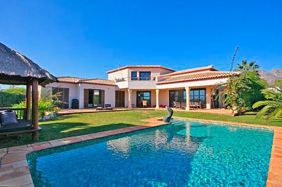 fachada de la casa aguila rent a villa