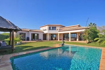 fachada y gran piscina aguila rent a villa