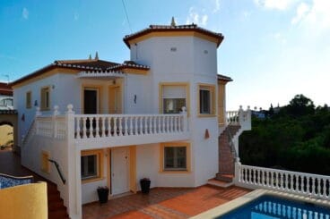 fachada y piscina euroholding