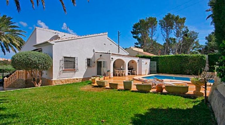 Fachada y piscina Property Finder Spain