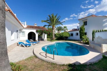 fachada y piscina quality rent a villa