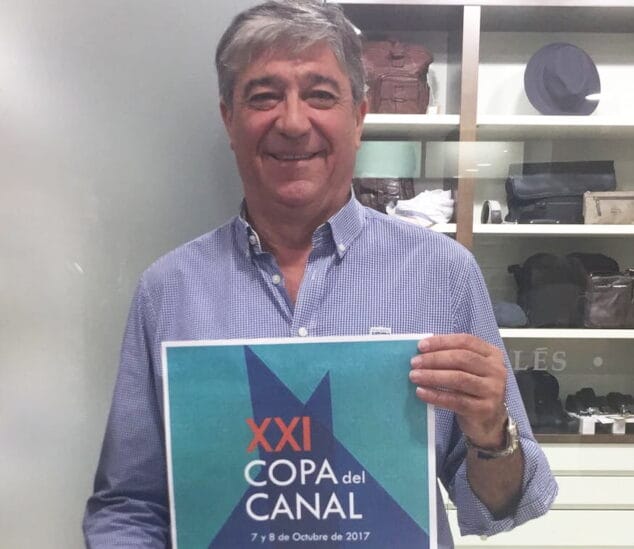 jaime portoles con el poster de la regata