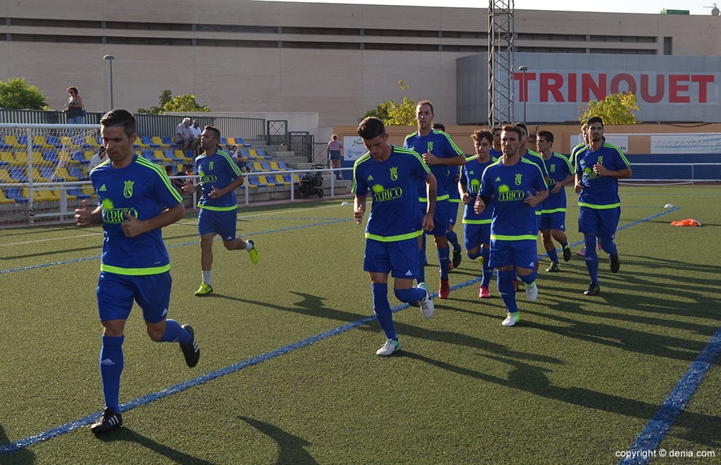 jugadores del cd denia calentando