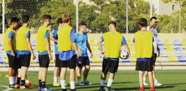 jugadores del cd denia juvenil a durante un entrenamiento