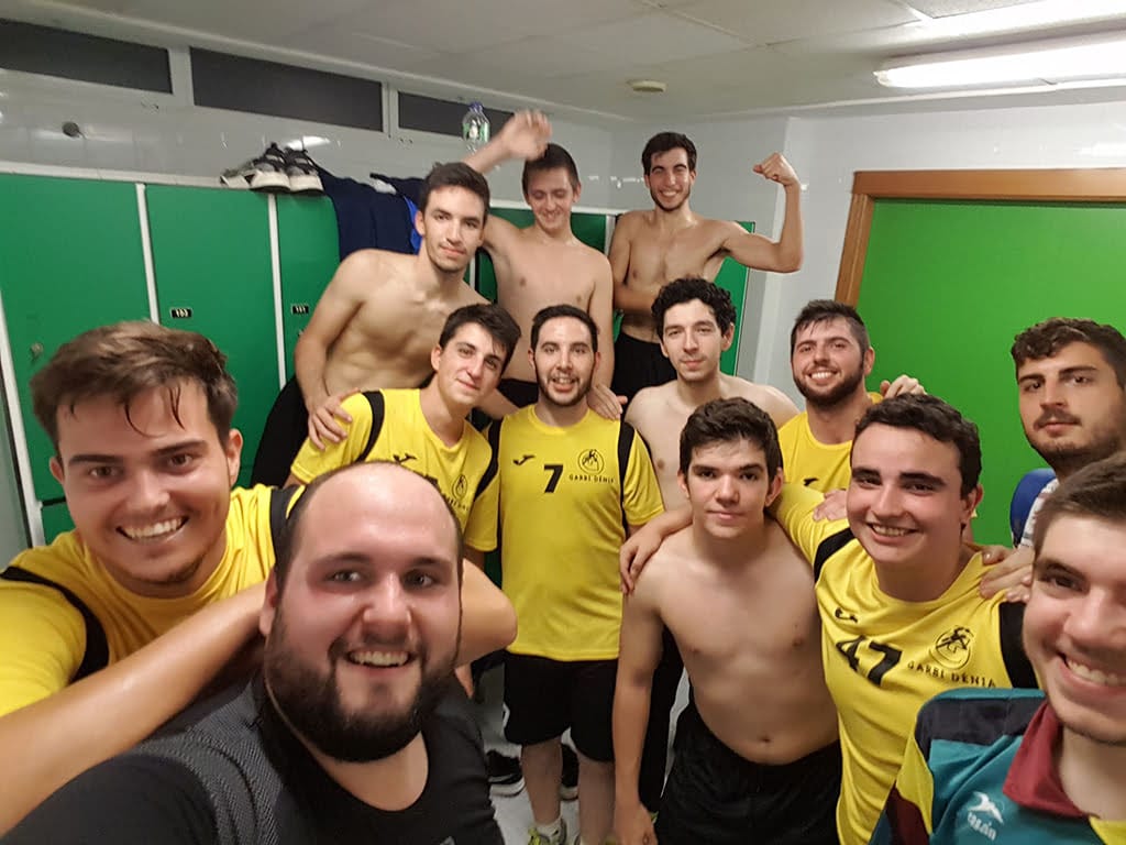jugadores del garbi denia celebrando el triunfo en oliva