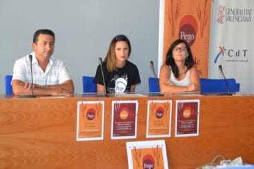 la edil de turismo y comercio rosa ferrer durante la presentacion