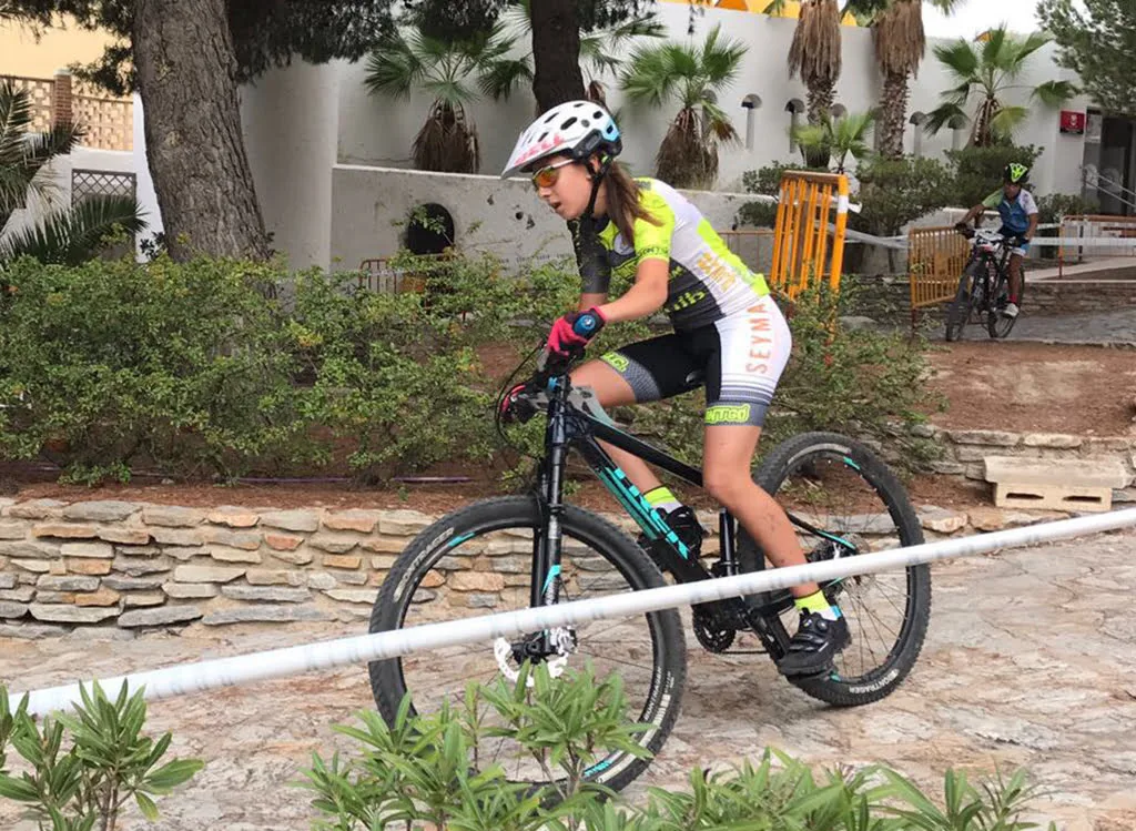 El equipo UC Montgó-Ulb logró doble podio en el 'Autonómico de Maratón BTT' 1 la joven ciclista raquel sobre su bicicleta