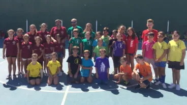 La junta local fallera junto a varios de los participantes