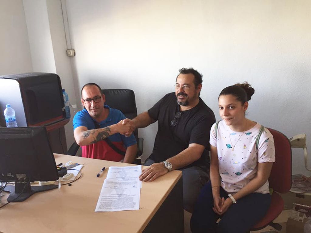 los cargos de la falla roques firmando con el artista