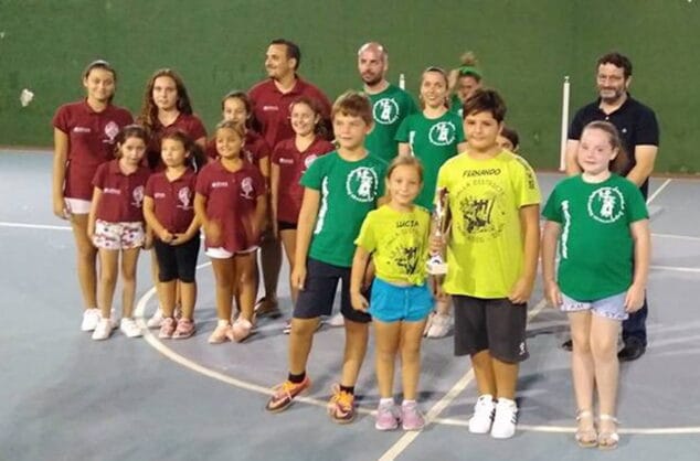 los representantes de la falla camp roig con su trofeo