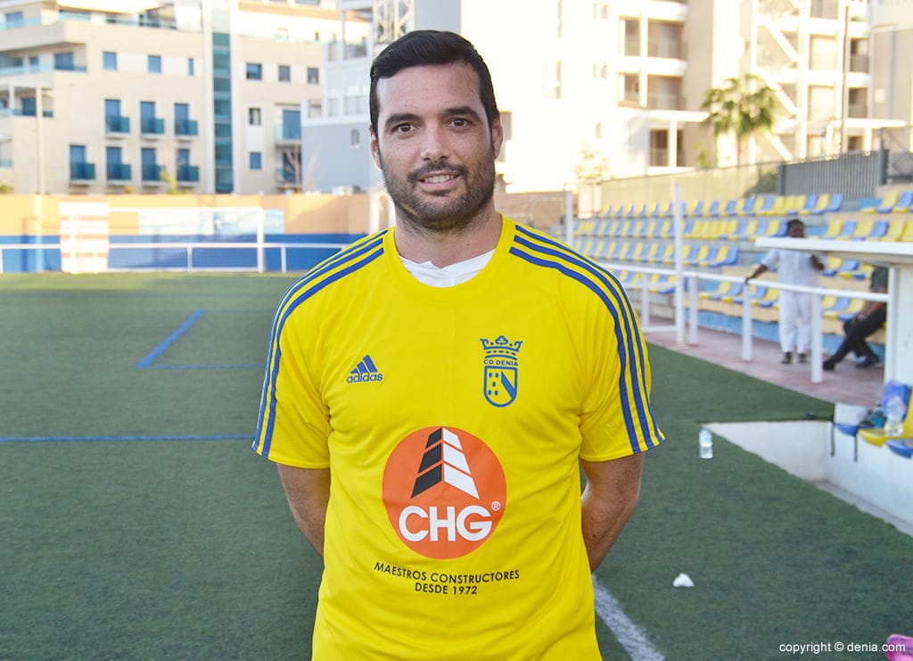 luis domenech con la camiseta del cd denia