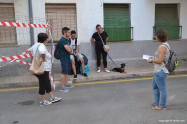 Mª José Ripoll escuchando a los vecinos afectados
