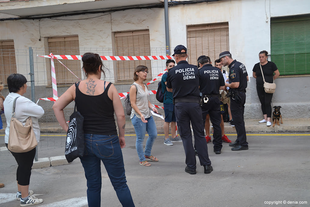 Mª José Ripoll junto a los policías locales en el desalojo