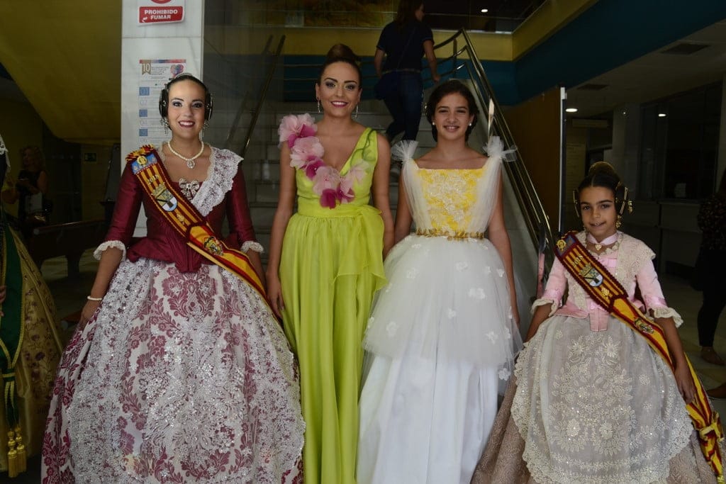 Melani y Carla disfrutaron de la 'Batalla de Flores' de las fiestas de la Misericordia de Burriana 2 melani i carla amb les reines falleres de burriana