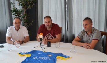 mengual flanqueado por mena y luismi bonet