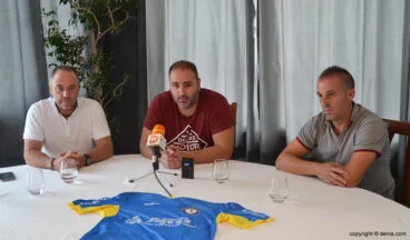 mengual flanqueado por mena y luismi bonet