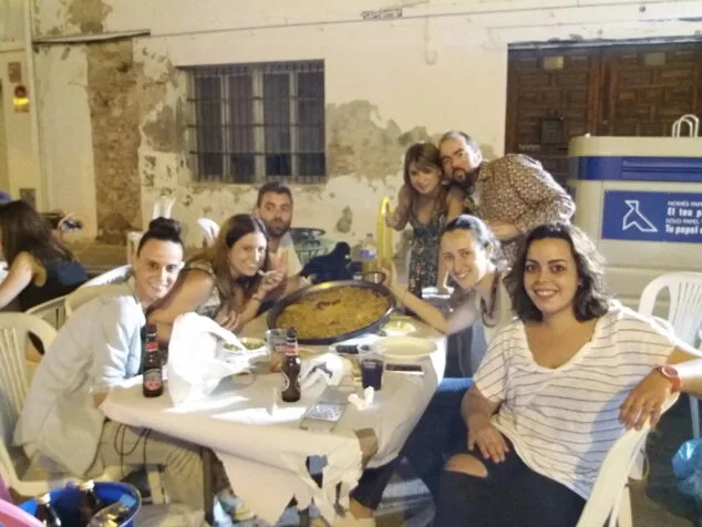 La Falla Baix La Mar celebró su concurso de <em>'Arròs a Banda'</em/ nocturno 5 mesa de noelia