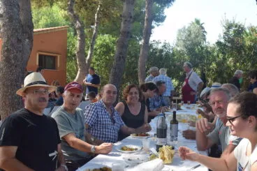 Mesa disfrutando de la paella