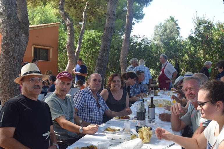 Mesa disfrutando de la paella