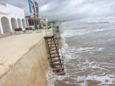 olas golpeando las casas de les deveses