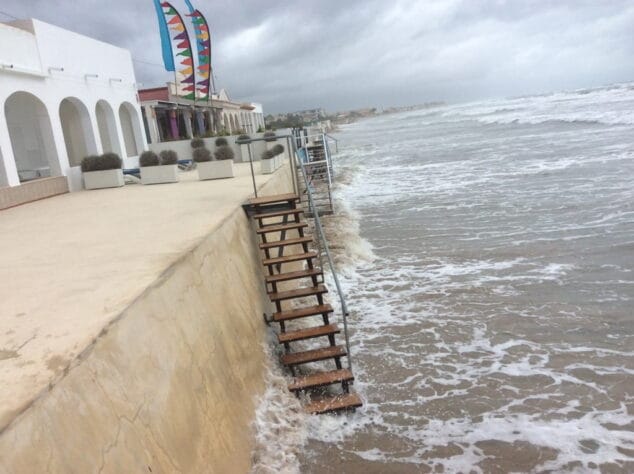 olas golpeando las casas de les deveses