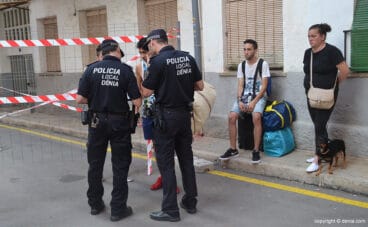 Policías Locales con los vecinos desalojados