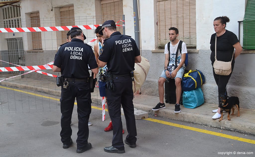 policias locales con los vecinos desalojados