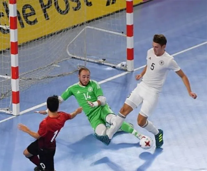 rainer realizando una gran parada con la seleccion alemana