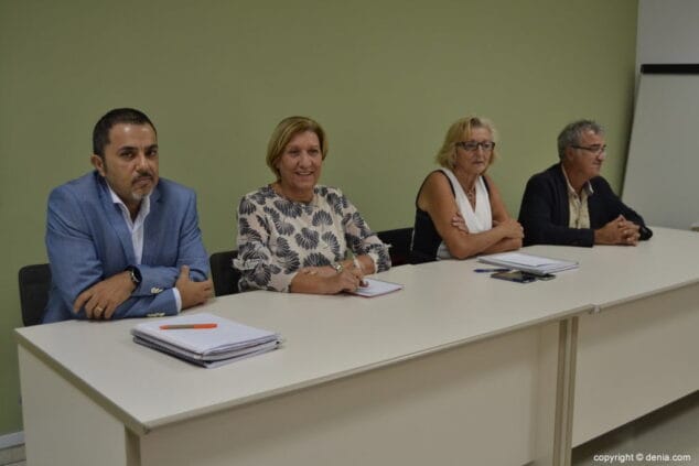 Sanidad realizará visitas semanales a los centros de salud de la comarca para acelerar la reversión 5 representantes de la conselleria de sanidad en denia